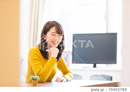 ボールペンで書く女性 ボールペンで書く女性 70403789
