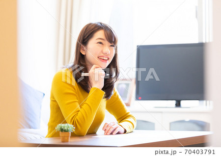 ボールペンで書く女性 ボールペンで書く女性 70403791