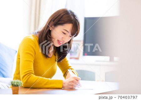 ボールペンで書く女性 ボールペンで書く女性 70403797
