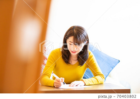 ボールペンで書く女性 ボールペンで書く女性 70403802