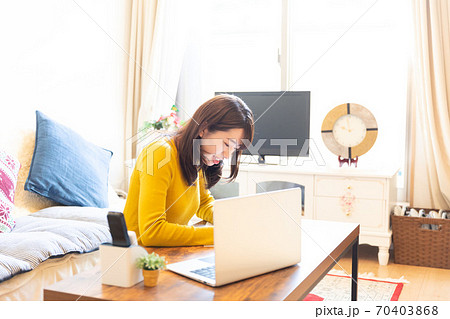 ボールペンで書く女性 ボールペンで書く女性 70403868