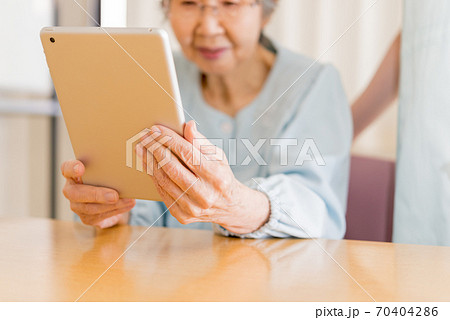 高齢者とタブレット 高齢者とタブレット 70404286