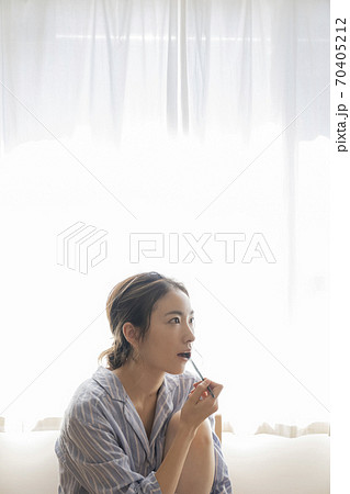 歯磨きをする女性 歯磨きをする女性 70405212
