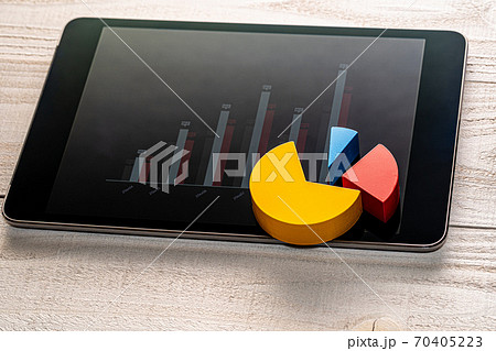 チャート　プレゼン　タブレット　イメージ 70405223