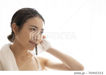 歯磨きをする女性 70405353