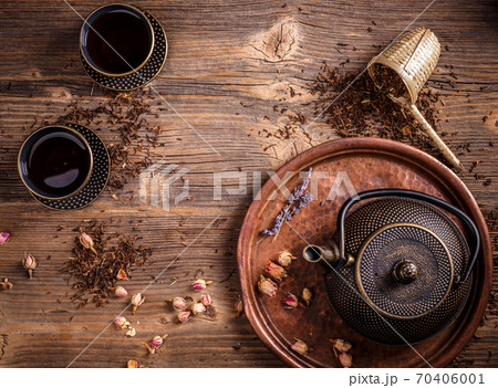 Teapot and teacups 70406001