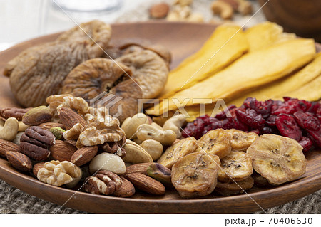 ミックスナッツとドライフルーツの盛り合わせ 70406630