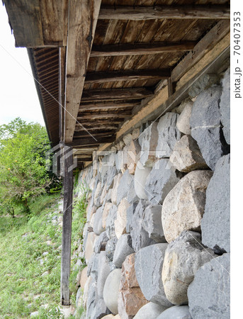 勝山 旧岡野家旅館の一階部分縁側を支える石垣と支柱 70407353