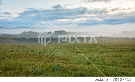 北海道美瑛町 朝霧と丘陵 10月 北海道美瑛町 朝霧と丘陵 10月 70407419