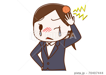 ぶつけてたんこぶが出来たスーツ姿の女性 70407444