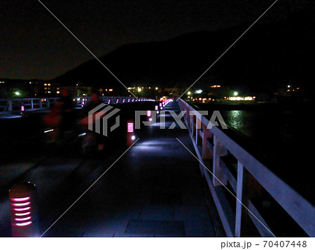 京都嵐山静かな夜の渡月橋 京都嵐山静かな夜の渡月橋 70407448