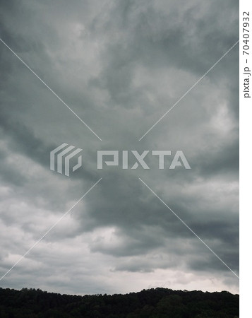 山 暗雲 雲 70407932