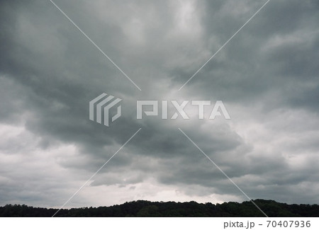山 暗雲 雲 70407936