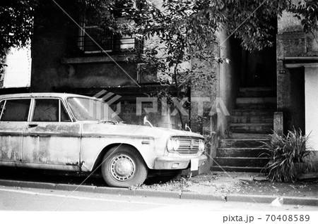 アンティークな建物の前に停めた古い車の写真素材 アンティークな建物の前に停めた古い車の写真素材