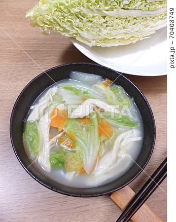 白菜たっぷり♪の鶏白湯スープ 白菜たっぷり♪の鶏白湯スープ 70408749