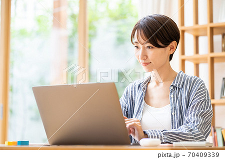 リビングでテレワーク中のミドル女性 リビングでテレワーク中のミドル女性 70409339