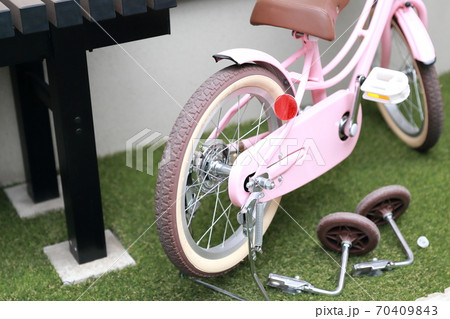 自転車の補助輪とスタンドの取り外し 自転車の補助輪とスタンドの取り外し 70409843