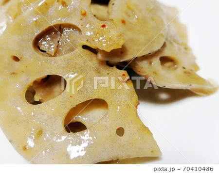 家庭的で素朴な自家製の「蓮根のきんぴら」水彩画風 70410486