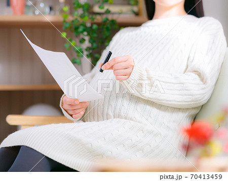 印鑑をつく妊婦　手続き　4:3 70413459