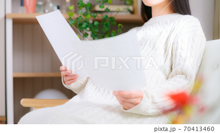 書類を眺める妊婦　16:9 70413460