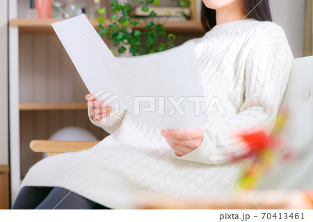 書類を眺める妊婦 書類を眺める妊婦 70413461