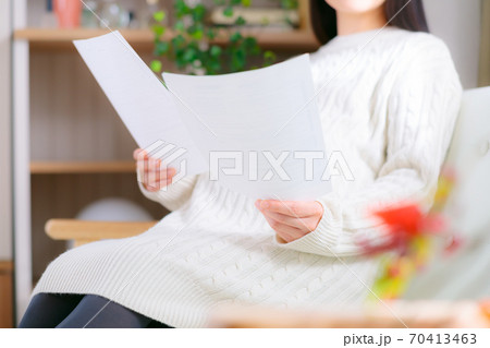 書類を眺める妊婦　 70413463