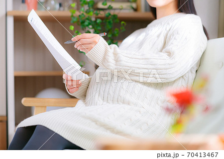 書類　書き込む妊婦　 70413467