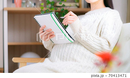 ノートに書き込む妊婦　16:9 70413471