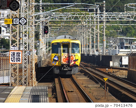 Jr四国 Jr西日本 児島駅を出発する2700系気動車特急南風号 アンパンマン列車の写真素材