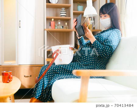 現金を用意する妊婦 外出準備 4:3 現金を用意する妊婦 外出準備 4:3 70413484