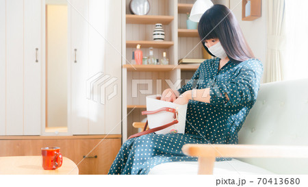 鞄に手を入れる妊婦　16:9 70413680