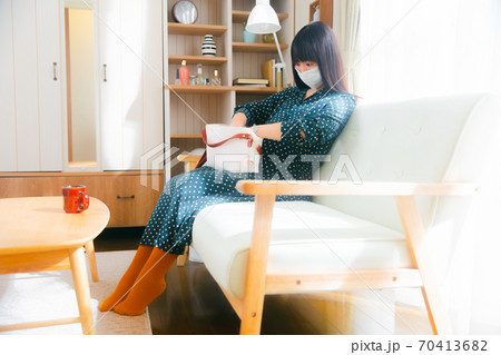 鞄に手を入れる妊婦 鞄に手を入れる妊婦 70413682