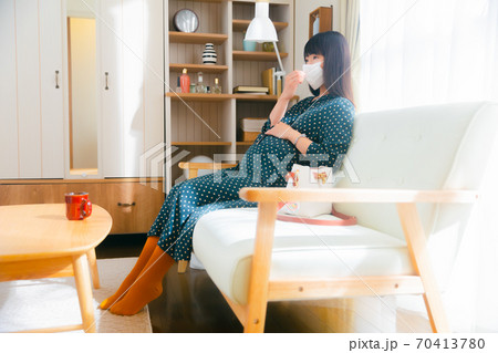 マスクが苦手な妊婦 息苦しい の写真素材