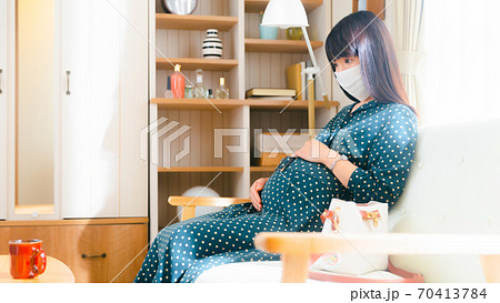 お腹をさする妊婦　外出準備　16:9 70413784