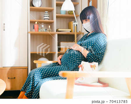 お腹をさする妊婦 外出準備 4:3 お腹をさする妊婦 外出準備 4:3 70413785
