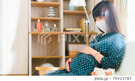 お腹をさする妊婦 外出準備 16:9 お腹をさする妊婦 外出準備 16:9 70413787