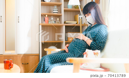 お腹をさする妊婦 外出準備 16:9 お腹をさする妊婦 外出準備 16:9 70413789