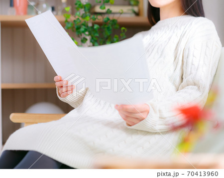 書類を眺める妊婦　4:3 70413960