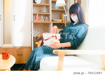 鞄に手を入れる妊婦 鞄に手を入れる妊婦 70413997