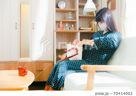鞄に手を入れる妊婦 鞄に手を入れる妊婦 70414002