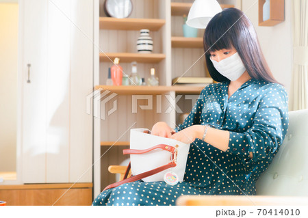 鞄に手を入れる妊婦　 70414010