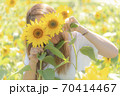 ひまわりで遊ぶ 70414467