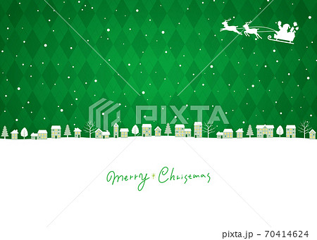クリスマスの街並み背景　サンタクロースとトナカイのソリ　シルエット緑 70414624