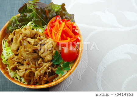 焼き肉丼弁当 70414852