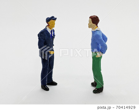 警察官と話し合っている男性　その2 70414929