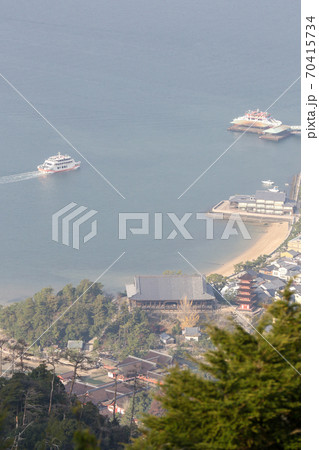 広島県　秋　宮島　弥山から五重塔と千畳閣 70415734