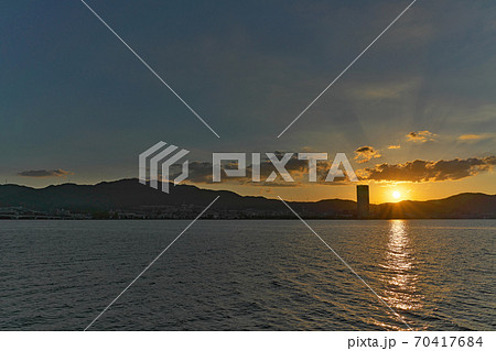 【琵琶湖の湖畔 (夕刻)】 撮影場所：滋賀県草津市矢橋町矢橋 帰帆島 70417684