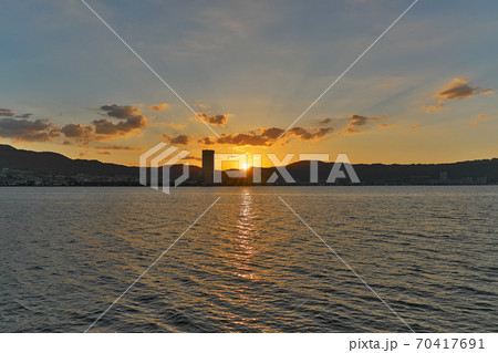 【琵琶湖の湖畔 (夕刻)】 撮影場所:滋賀県草津市矢橋町矢橋 帰帆島 【琵琶湖の湖畔 (夕刻)】 撮影場所:滋賀県草津市矢橋町矢橋 帰帆島 70417691