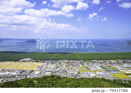 佐賀県の絶景　鏡山西展望台から見た虹の松原と唐津湾 70417780