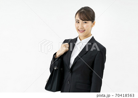 バッグを持ったスーツ姿の若い女性 70418563